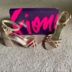 Fioni Block Heel Sandal Size: 7